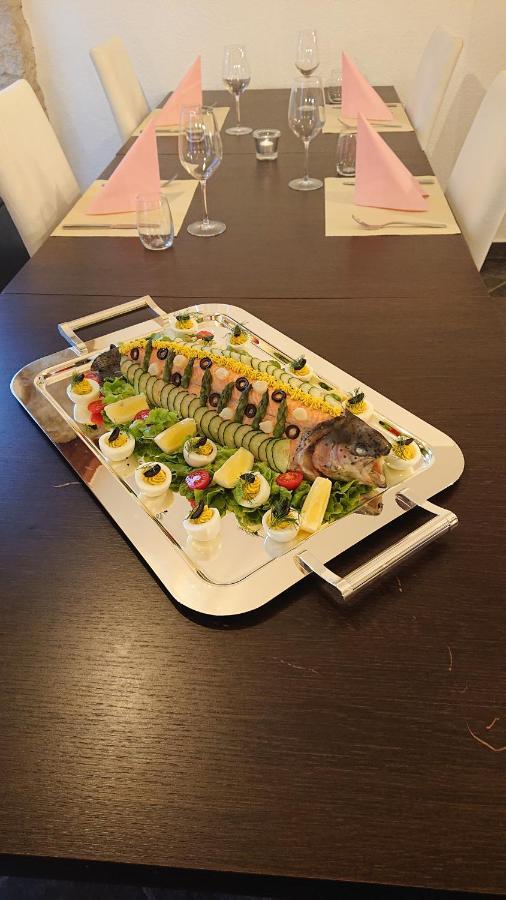 Hotel-Restaurant Le Lion D'Or 포렌트루이 외부 사진