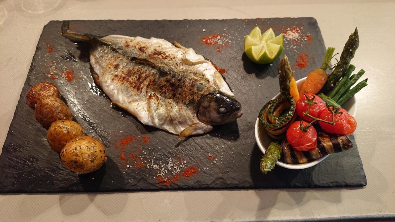 Hotel-Restaurant Le Lion D'Or 포렌트루이 외부 사진